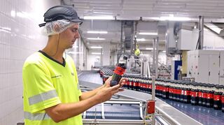 Der Mannheimer Standortleiter Christopher Bee an einem Band mit Coca-Cola Zero Sugar in Kunststoffflaschen.