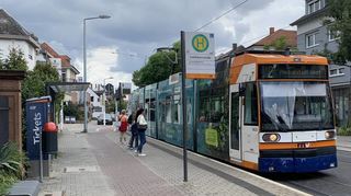 Die Linie 2, hier am Dienstagnachmittag in der Feudenheimer Hauptstraße, verkehrt seit Ferienbeginn nur noch im 20-Minuten-Takt.