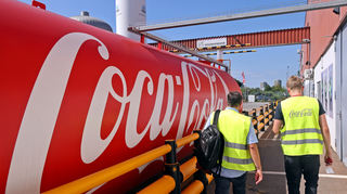 Vorbei am Coca-Cola-Tank: Hier wird das Konzentrat angeliefert.