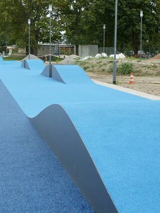 Die neue Sprintbahn leuchtet in kräftigem Blau.