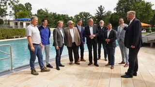 Innenminister Peter Beuth (Mitte) schaut sich die Baustelle Waldschwimmbad an, die auch mit hessischen Fördermitteln finanziert wird.