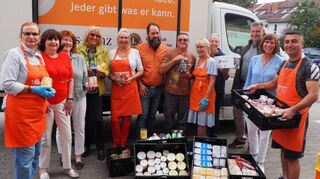 Das Tafelteam und Ute Weber-Schaefer (2. v. r.) freuen sich über die weitere Unterstützung durch die Johannesgemeinde.
