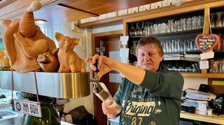 Noch zapft Manfred Müller im Friedrichshof in Edingen, doch Ende des Jahres ist für ihn und seine Frau Petra Schluss.