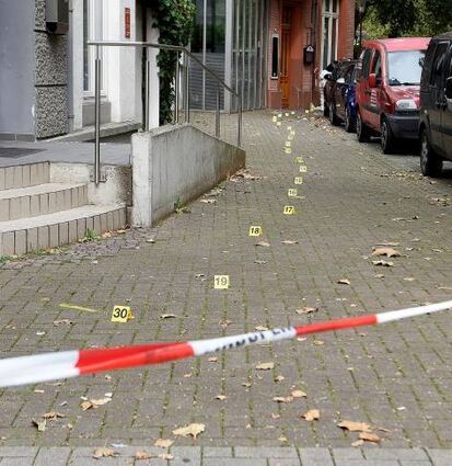 Polizeiabsperrung und markierte Spuren am Tag nach der Tat.