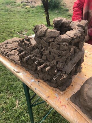 Beim Mannheimer Spielmobil auf der Bundesgartenschau können Kinder mit verschiedenen Naturmaterialien basteln – wie hier mit Lehm.