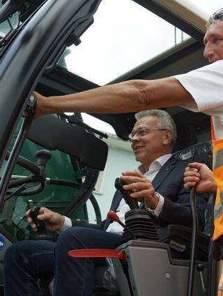 Bürgermeister Gottfried Störmer und Polier Raymond Burr im Bagger.