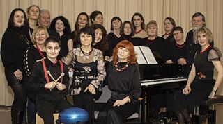 Viktoria Khaievska (r.) möchte mit dem Chor „Rushnyk“ gezeigt werden, den sie leitet. Hier singen Menschen aus Deutschland und der Ukraine zusammen.