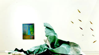 Blick in die Ausstellung mit Arbeiten von links Mischtechnik von Ute Petry, vorn Bodenobjekt von Jutta Steudle, rechts der Schwarm von Vroni Schwegler.