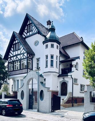 Die schöne Unternehmervilla in der St.-Markus-Straße 12 ist eine von drei Bauwerken, die in den Jahren 1904/05 für den Filz- und Patronenpfropfenfabrikinhaber Hess nach den Plänen von Georg Weber errichtet wurden.