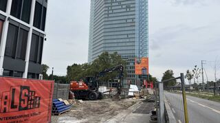 Noch ist nicht viel zu sehen – doch die Arbeiten am Neubau des Fahrradparkhauses haben bereits begonnen. Ab Montag wird der Kran aufgebaut.