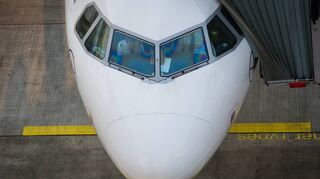 Studie zufolge fehlen alleine in Europa derzeit Zehntausende Pilotinnen und Piloten für Passagier- oder Frachtflugzeuge.