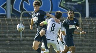 Leo Wemhoener (li.) mit vollem Einsatz beim 2:0-Coup gegen den Titel- und Aufstiegsfavoriten Fortuna Heddesheim.