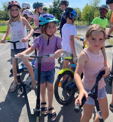 Gerne waren die Kinder mit Rädern und Rollern unterwegs.