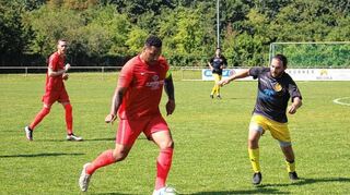 Mit Brandon Wiley (vorn in Rot) vom Lokalrivalen TSV Amicitia ist den Orangenen ein Königstransfer gelungen, garantiert der Offensivspieler doch zahlreiche Tore.