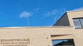 Der Neubau vom Bonhoeffer-Haus, eigentlich seit einem Jahr fertig, ist jetzt endgültig bezogen, der Wasserschaden behoben.