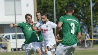 FVB-Spielertrainer Thorsten Schnitzer (Mitte) hat mit seinem Team keine leichte Aufgabe vor der Brust.