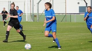 Die Frauen-Mannschaft mit Neuzugang Sarina Fendrich (am Ball) will mit einem Sieg im Pokal in die neue Saison starten.