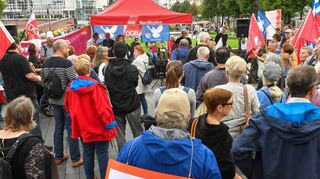 Auf dem Paradeplatz demonstrierten rund 250 Menschen gegen Krieg und für Frieden und Abrüstung.