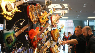 Gitarren in allen erdenklichen Ausführungen, wie hier beim Guitar Summit 2017, gibt es auch dieses Jahr wieder im Rosengarten zu sehen.