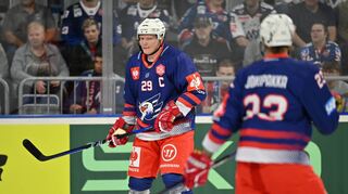 Denis Reul führt die Adler Mannheim auch in der neuen Saison als Kapitän aufs Eis.
