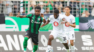 Kelvin Arase (SV Waldhof Mannheim) im Zweikampf mit Daniel Kyerewaa von Preußen Münster.
