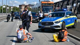 Die erste von vier Blockaden der „Letzten Generation“ am Samstag in der Region: Konrad-Adenauer-Brücke zwischen Mannheim und Ludwigshafen.