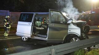 Beim Frontalzusammenstoß zweier Kleinbusse auf der Bundesstraße 47 sterben am Samstagabend zwei Menschen. Zwei weitere sind lebensgefährlich verletzt.