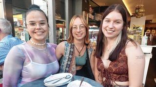 Von links: Eliza, Sarah und Lena wollten das Spaghetti-Eis schon lange probieren.