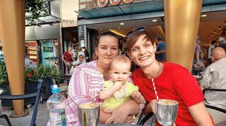 Alexandra, Tochter Mila und Alexandras Bruder Paul genießen den Nachmittag.