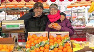<p>Seit zehn Jahren mit ihrem Stand "Tutti Frutti" auf dem Wochenmarkt im Quadrat G 1 dabei: Baran und Silvia Biliz.</p>