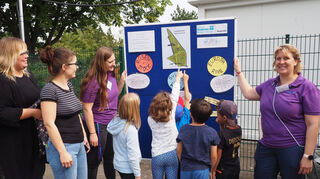 Kerstin Biehal (r.) und Franziska Wolff (3.v.l.) beim ersten Tour-Termin.