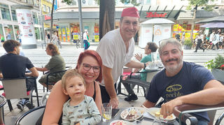 Eva und Alex sowie ihr Sohn Liam finden die Atmosphäre bei Fontanella schön. Im Hintergrund ist Mitarbeiter Lucio Bisceglia zu sehen.