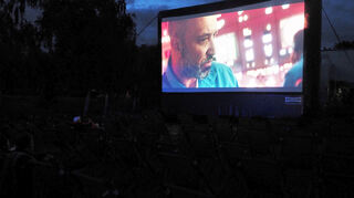 Der Actionfilm „Mission: Impossible – Dead Reckoning“ ist auf der Leinwand im Freibad zu sehen.