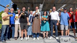 „O’zapft is“ würde man in Bayern sagen. Dort wie hier stoßen nach dem Bieranstich kommunale Honoratioren und ihre prominenten Gäste auf den Erfolg des Festes an.