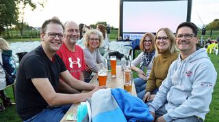 Zum Open-Air-Kino der Filminsel auf der Sportwiese haben die Hofheimer um Michael Wegerle (2.v.l.) Jacken und Decken mitgebracht.