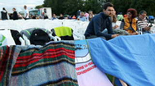 Das Open-Air-Kino lockt immer Besucher auf die große Sportwiese. Die Stimmung bei den Zuschauern ist sehr gut, sie sind für alle Wetterlagen gerüstet. Die Beach-Stühle der Filminsel in der allerersten Reihe waren sehr begeht und schon mit Decken reserviert.