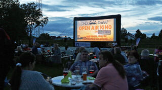 Das Open-Air-Kino lockt immer Besucher auf die große Sportwiese. Die Stimmung bei den Zuschauern ist sehr gut, sie sind für alle Wetterlagen gerüstet. Als es langsam dunkler wurde, war es Zeit für die Vorführung.