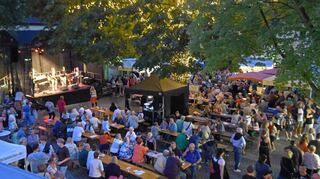 Bei lauschigen Temperaturen am Samstagabend „volles Haus“ auch im Weindorf.