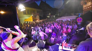Zentrum des Geschehens auf dem Straßenfest am Samstagabend: die Bühne am Stadtbrunnen, hier beim Auftritt der Band „Gonzo’s Jam“.