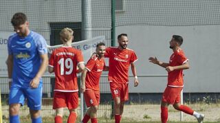 Dem FC Türkspor Mannheim reicht der Treffer von Ayhan Sabah (Mitte), um einen Derbysieg in Neckarau zu feiern.