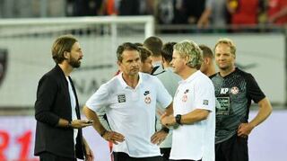Mit der Defensivarbeit unzufrieden: FCK-Trainer Dirk Schuster (Mitte).