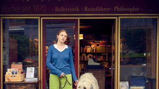 Luise (Luna Wedler) und Hund Alaska in „Was man von hier aus sehen kann“ nach dem Roman von Mariana Leky.