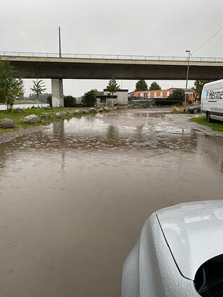 Ungemütliche und dreckige Zufahrt: Das Firmengelände der Hellers liegt hinter dem weißen Transport. Das Bild entstand nach starkem Regen Anfang August.
