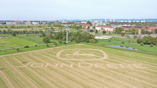 112 Meter breit und von der Seilbahn aus gut zu sehen: das Logo von John Deere in einem Acker in der Feudenheimer Au.