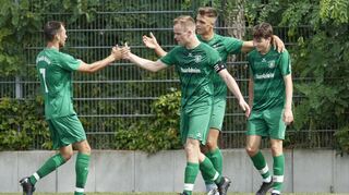 Torjubel beim TSV Amicitia Viernheim nach dem Treffer zum 1:0: Tarik Colic (v.l.), Alexander Haas, Torschütze Phlipp Haas und Paul Kleinert klatschen sich ab.