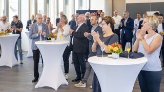 Die Vereinigte VR Bank Kur- und Rheinpfalz freut sich, dass das in zweijähriger Bauzeit entstandene neue Veranstaltungs- und Verwaltungsgebäude nun fertig ist und stellt das Gebäude mit einem kleinen Empfang vor..