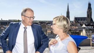 Vorstandssprecher Till Meßmer und Oberbürgermeisterin Stefanie Seiler im Gespräch auf der Dachterrasse des neuen Gebäudes mit dem schönsten Blick über Speyer.