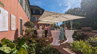 Für den Römergarten in Ladenburg sind neue Schirme angeschafft worden. Diese sollen unter anderem Brautpaare vor der Sonne schützen.