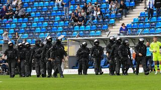 Einer der wenigen Fälle von Polizeipräsenz im Carl-Benz-Stadion: Nach der Partie gegen Essen am 22. Oktober 2022 gingen Beamte aufs Feld, damit die Fans nicht aufeinander losstürmten.