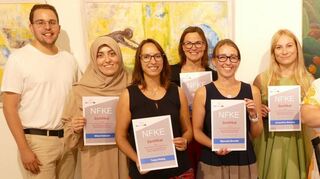 Bei der Zertifikatsübergabe (v.l.): Jörg Scheidel, Nihal Gülsum, Tanja Rettig, Andrea Ewert, Manuela Brender, Jacqueline Breunig, Sabrina Eufinger und Matthias Baaß.